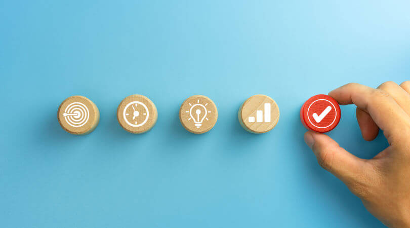 Imagine pentru punctaj maxim Start-Up Nation, 5 butoni de lemn cu imagini sugestive pentru infiintarea de afaceri.